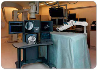 Obr. 7 Robotický systém Sensei – technologie Hansen Medical. Fotografie je publikována se souhlasem autora.