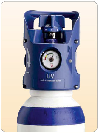 Obr. 8  Hrdlo tlakové lahve přípravku se směsí 50 % N2O/50 % O2 s integrovaným redukčním ventilem.