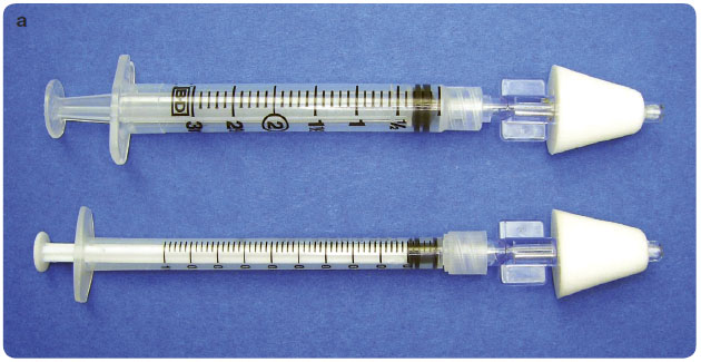 3a, 3b Pomůcky pro nazální aplikaci: a) injekční stříkačka s nosním aplikátorem MAD (Mucosal atomic device);